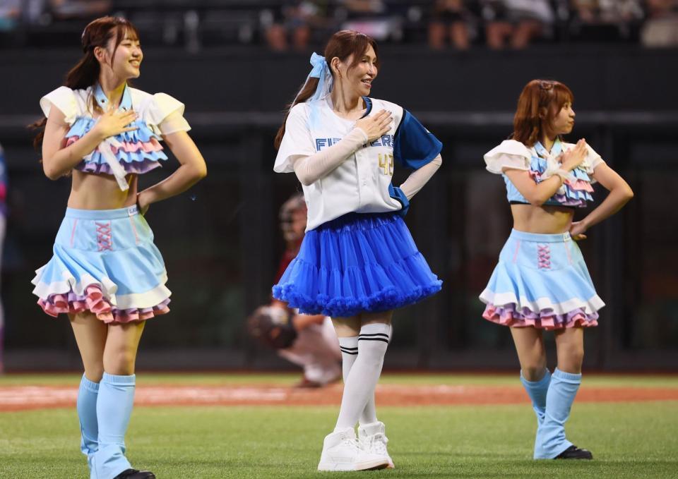 　スペシャルダンスを披露するファイターズガールとＫＡＢＡ．ちゃん（中央）＝撮影・中島達哉