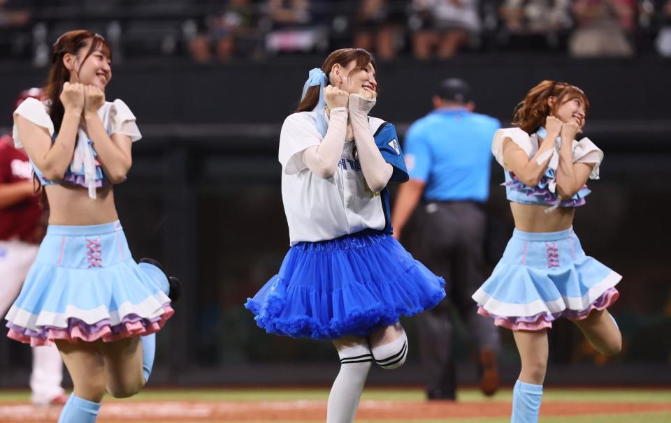 　スペシャルダンスを披露するファイターズガールとＫＡＢＡ．ちゃん（中央）＝撮影・中島達哉