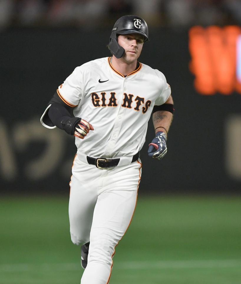 　８回、先制の右越えソロを放ちベースを回る代打・キャベッジ（撮影・開出牧）