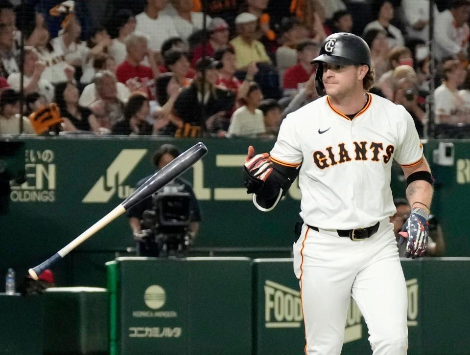 　８回、代打キャベッジが右越えに決勝ソロを放つ