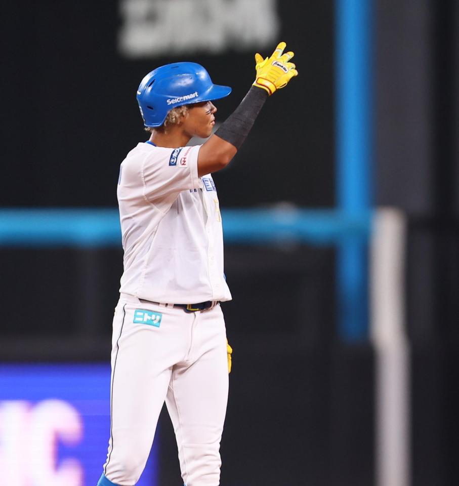 　３回、勝ち越しとなる適時二塁打を放ち、ベンチに向かってポーズをとる水谷（撮影・中島達哉）