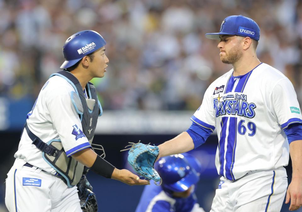 　３回、ピンチをしのぎ山本（左）とタッチを交わすケイ（撮影・西岡正）