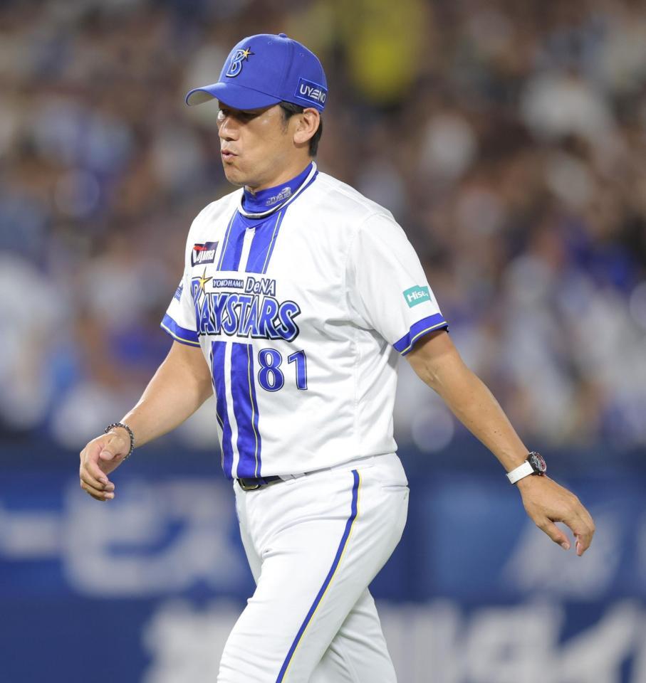 　９回、投手交代を終えた後、ベンチへ戻る三浦監督（撮影・西岡正）