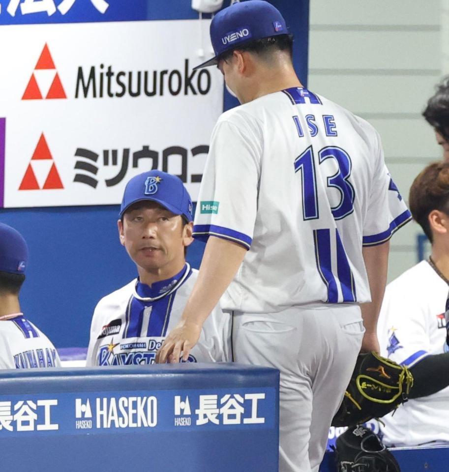 　８回、逆転を許した伊勢を厳しい表情で迎える三浦監督（撮影・金田祐二）