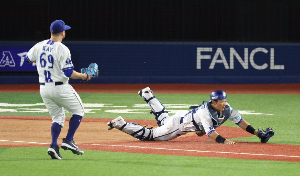 　６回、中野の送りバントがフライになり、好捕する山本（撮影・金田祐二）