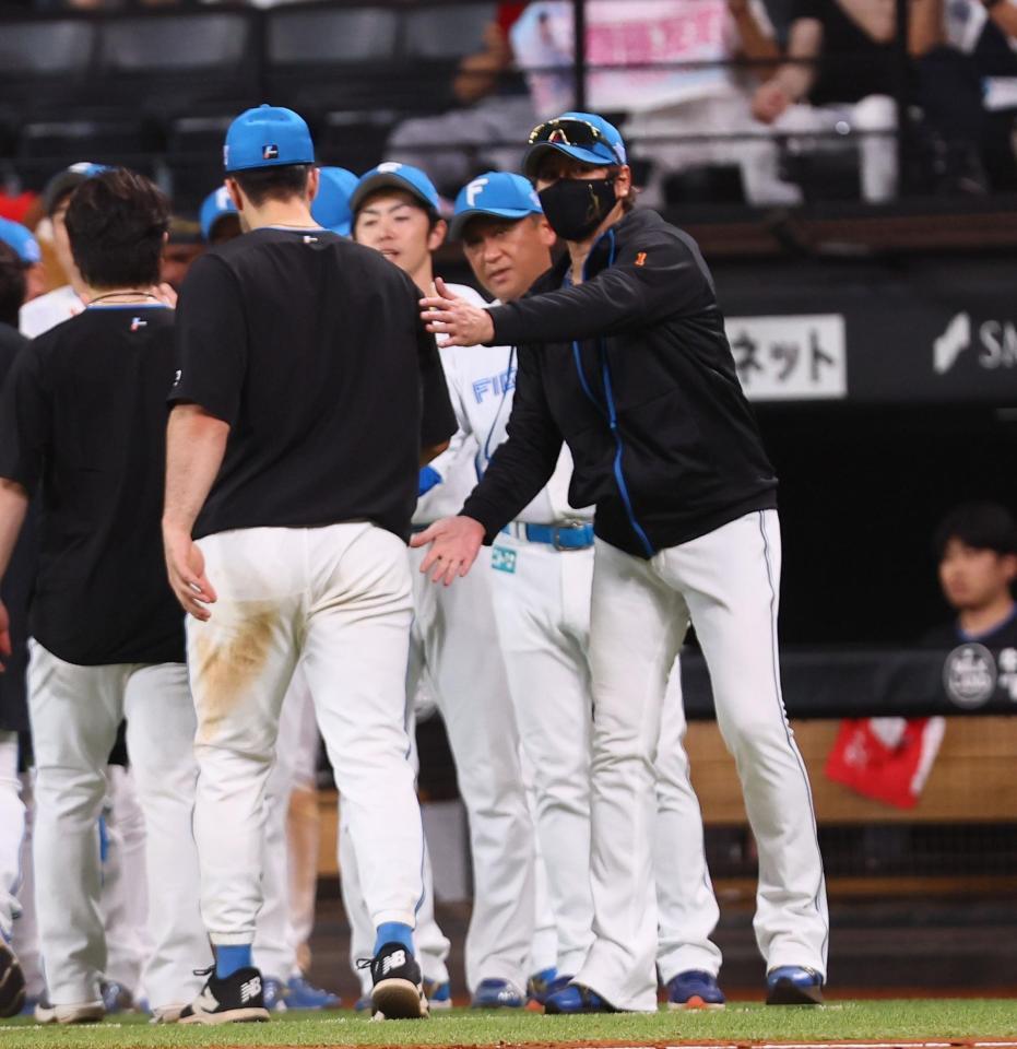 　楽天に勝利して連敗を「３」で止め、ナインを迎える新庄監督（右）＝撮影・中島達哉