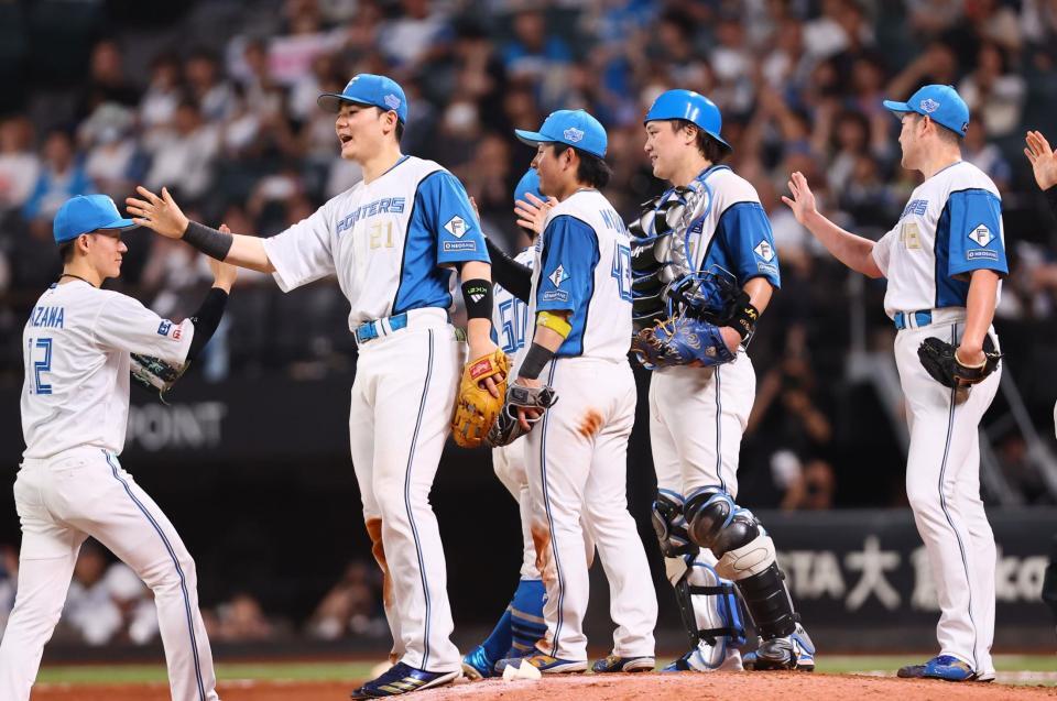 　連敗を３で止め、タッチを交わす日本ハムナイン（撮影・中島達哉）