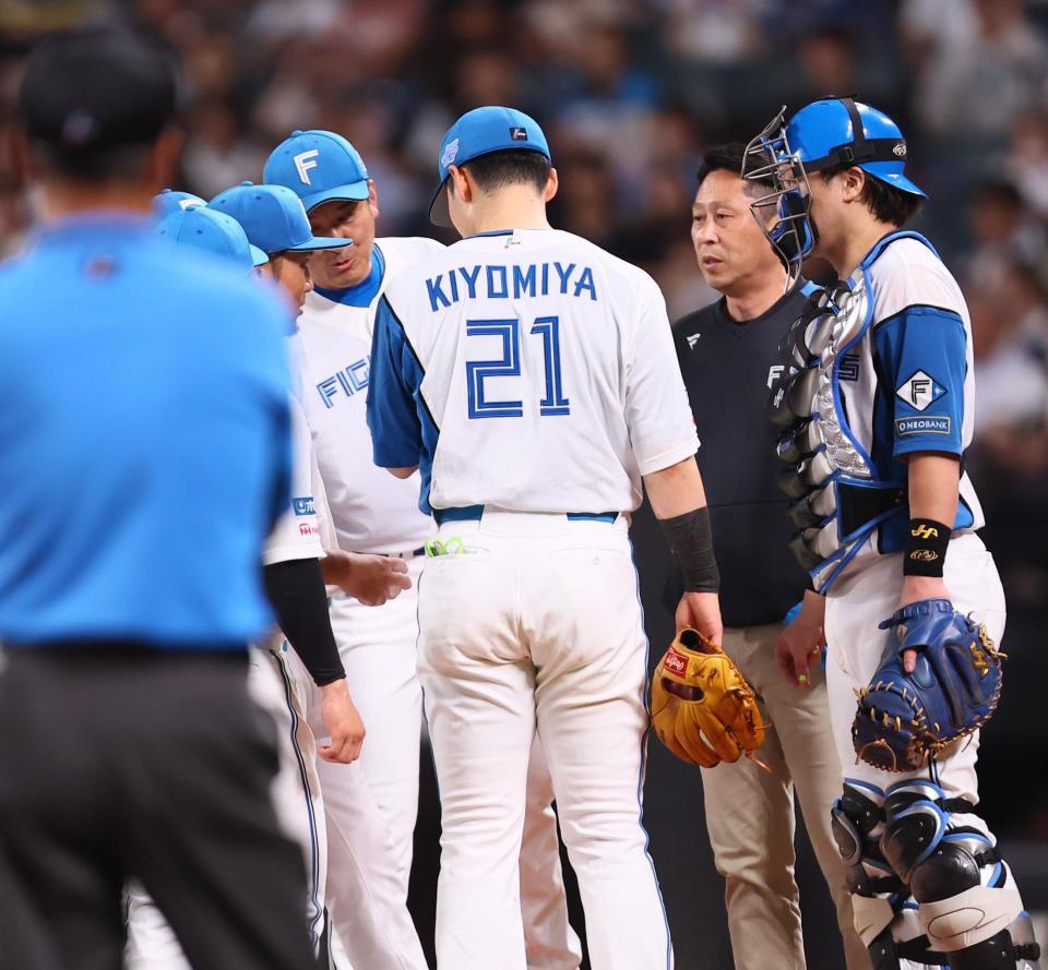 　４回、マウンドに集まり加藤投手コーチ（中央左）と話す伊藤（左）＝撮影・中島達哉