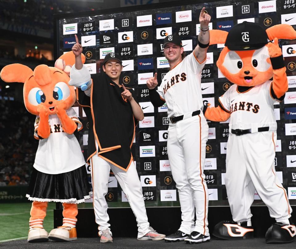 　お立ち台でポーズを決める今季８勝目を挙げた山埼（左）と代打で決勝弾を放ったキャベッジ（撮影・開出牧）