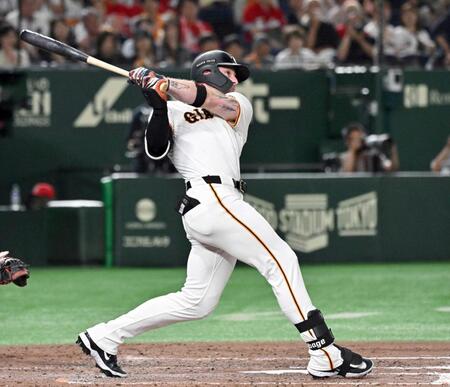 　８回裏１死、巨人の代打キャベッジが右越えに決勝ソロを放つキャベッジ