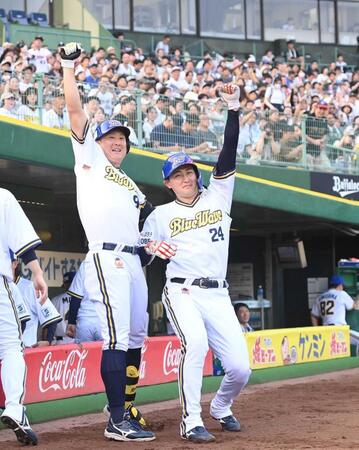 　１回、２ランを放ち紅林（右）とポーズを決める杉本