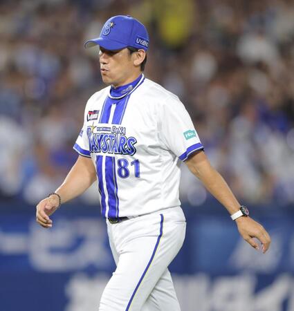 　９回、投手交代を終えた後、ベンチへ戻る三浦監督（撮影・西岡正）