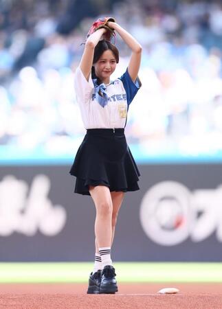 【写真】しゃがみ込んで赤面めちゃカワ♥森香澄　まさかの大暴投Ｆピッチ！