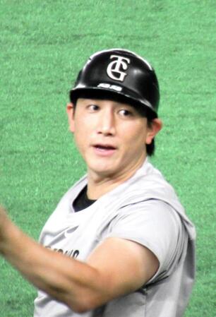 　試合前練習で自慢の強肩を披露した小林