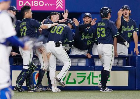 　１２回、決勝２ランを放った赤羽（００）を迎えるヤクルトナイン＝バンテリンドーム