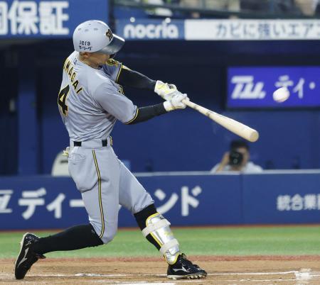 　４回阪神２死一、三塁、熊谷が左越えに先制の２点三塁打を放つ＝横浜
