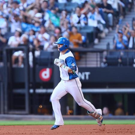 ４回、ソロを放ち、ダイヤモンドを回る日本ハム・郡司裕也＝エスコンフィールド北海道（撮影・中島達哉）