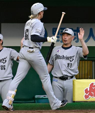 　４回、２打席連続本塁打を放った山本（左）を迎えるロッテ・吉井監督＝ほっともっと神戸