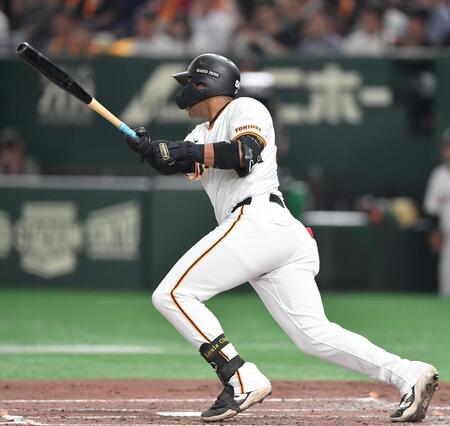 　４回、右前打を放つオコエ（撮影・開出牧）