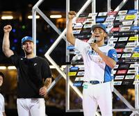 　お立ち台で「１、２、３、ジェッシー！！」と叫ぶ水谷。左はマルティネス（撮影・中島達哉）