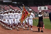 　入場行進を行う広陵ナイン