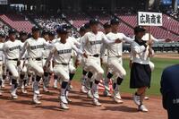 　入場行進を行う広島商ナイン