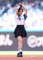 　ファーストピッチセレモニーで投球する森香澄（撮影・中島達哉）