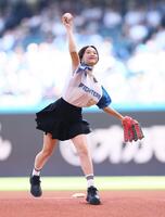 　ファーストピッチセレモニーで投球する森香澄（撮影・中島達哉）