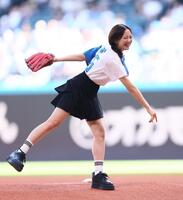 　ファーストピッチセレモニーで投球する森香澄（撮影・中島達哉）