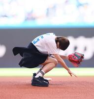 　ファーストピッチセレモニーで投球し、しゃがみ込む森香澄（撮影・中島達哉）