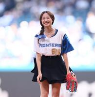 　ファーストピッチセレモニーで投球し、笑顔を見せる森香澄（撮影・中島達哉）