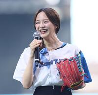 　ファーストピッチセレモニーに登場した森香澄（撮影・中島達哉）