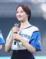 　ファーストピッチセレモニーに登場した森香澄（撮影・中島達哉）