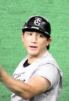 　試合前練習で自慢の強肩を披露した小林