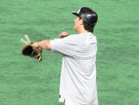 　試合前練習で自慢の強肩を披露した小林