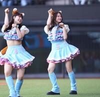 　ファイターズガールと同じ衣装を着てきつねダンスを踊る森香澄（右）＝撮影・中島達哉