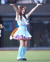 　ファイターズガールと同じ衣装を着てきつねダンスを踊る森香澄（撮影・中島達哉）