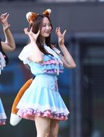 　ファイターズガールと同じ衣装を着て、きつねダンスを踊る森香澄（撮影・中島達哉）