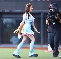 　きつねダンスを踊り終え、引き揚げる森香澄（撮影・中島達哉）