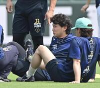 　グラウンドに姿を見せた紅林（撮影・西田忠信）