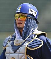 　日差しの対策をする森（撮影・西田忠信）