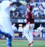 　４回、水谷（左）に２ランを浴びる滝中（撮影・中島達哉）