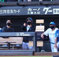 　４回、郡司が放った打球を指さす新庄監督（中央）＝撮影・中島達哉