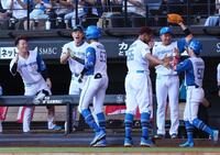 　４回、２ランを放った水谷（中央）を迎える日本ハムナイン（撮影・中島達哉）