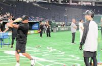 　スイングを実演する阿部監督。右は泉口