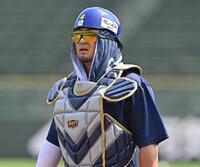 　日差しの対策をする森（撮影・西田忠信）