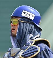 　日差しの対策をする森（撮影・西田忠信）