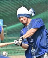 　頭にタオルを巻いてロングティーをする頓宮（撮影・西田忠信）