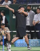 　試合前の練習でティーバッティングを披露する阿部監督（撮影・開出牧）