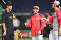 　試合前、談笑する（左から）坂本、菊池、秋山（撮影・開出牧）